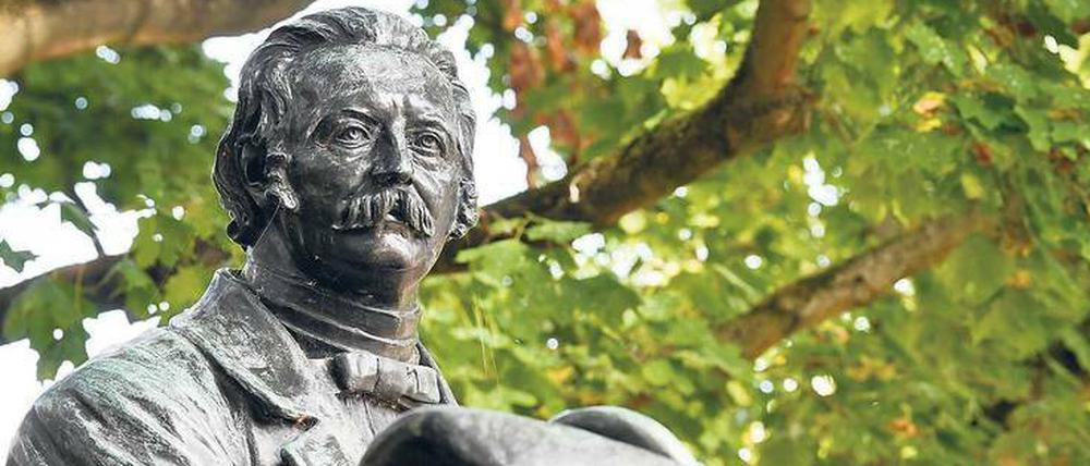 Als ruhender Wanderer mit Stock und Hut wird Theodor Fontane als Denkmal in Neuruppin dargestellt.