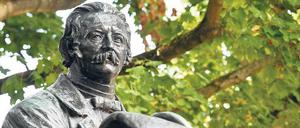 Als ruhender Wanderer mit Stock und Hut wird Theodor Fontane als Denkmal in Neuruppin dargestellt.