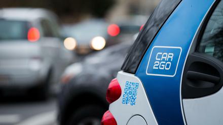 Ein Smart des Carsharing-Unternehmens Car2go steht am Straßenrand.