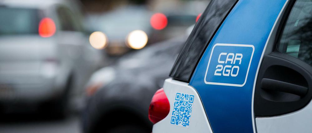 Ein Smart des Carsharing-Unternehmens Car2go steht am Straßenrand.