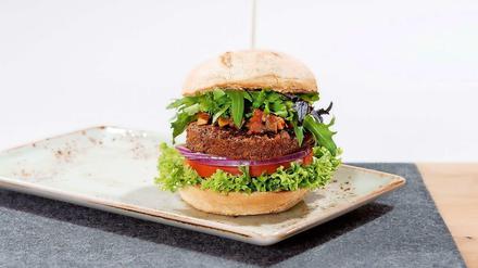 Sieht appetitlich aus. "Übermorgen" heißt der neue Burger der Kette "Hans im Glück". Anstelle von Fleisch enthält er Buffalowürmer.