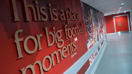 Fußball: Champions League, FC Liverpool - Bayern München, K.o.-Runde, Achtelfinale, das Hinspiel im Anfield Stadion. "This is a place for big fottball moments" ein Zitat von Trainer Jürgen Klopp ist im Stadion zu sehen. 