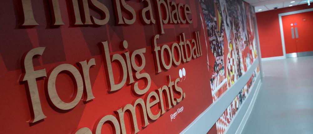 Fußball: Champions League, FC Liverpool - Bayern München, K.o.-Runde, Achtelfinale, das Hinspiel im Anfield Stadion. "This is a place for big fottball moments" ein Zitat von Trainer Jürgen Klopp ist im Stadion zu sehen.