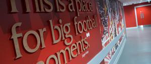 Fußball: Champions League, FC Liverpool - Bayern München, K.o.-Runde, Achtelfinale, das Hinspiel im Anfield Stadion. "This is a place for big fottball moments" ein Zitat von Trainer Jürgen Klopp ist im Stadion zu sehen. 