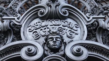 Justitia wacht über dem Kriminalgericht in Moabit.