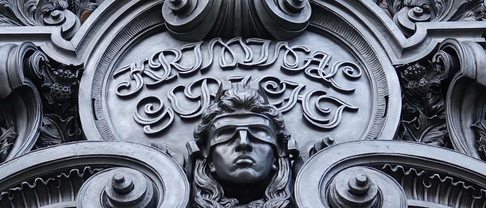 Justitia wacht über dem Kriminalgericht in Moabit.