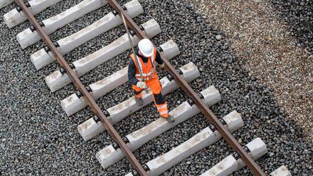 (sEin Arbeiter geht über eine noch nicht fertige Gleisanlage der Bahn. (Symbolbild)