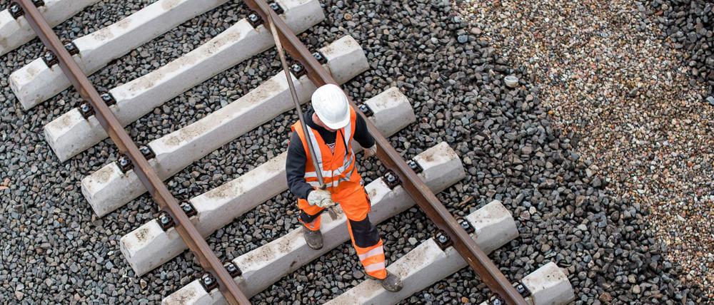 (sEin Arbeiter geht über eine noch nicht fertige Gleisanlage der Bahn. (Symbolbild)