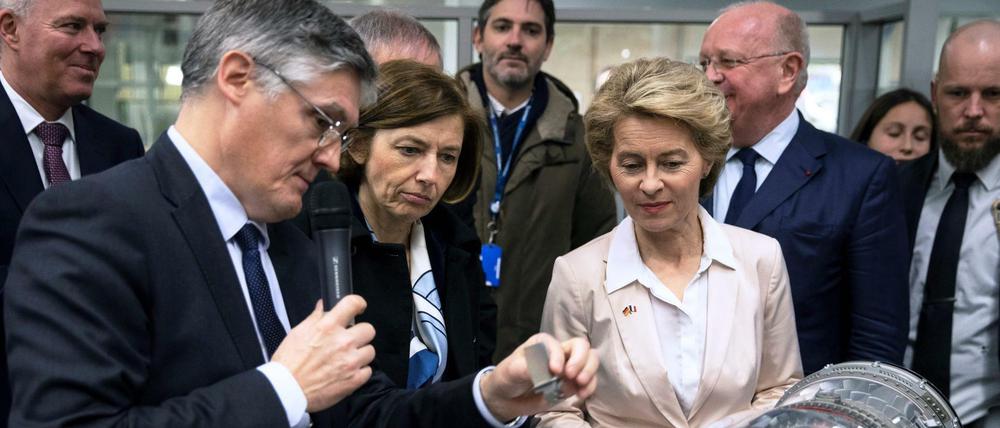 Die französische Verteidigungsministerin Florence Parly, dritte von links und ihre deutsche Amtskollegin Ursula von der Leyen bei einem Besuch der Entwickler des neue europäischen Kampfjets.