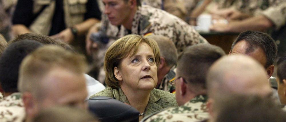 Truppenbesuch 2007 - nun interessiert sich der Untersuchungsausschuss des Bundestages vor allem für das chaotische Ende des deutschen Afghanistan-Engagements in den letzten Monaten von Angela Merkels Kanzlerschaft.