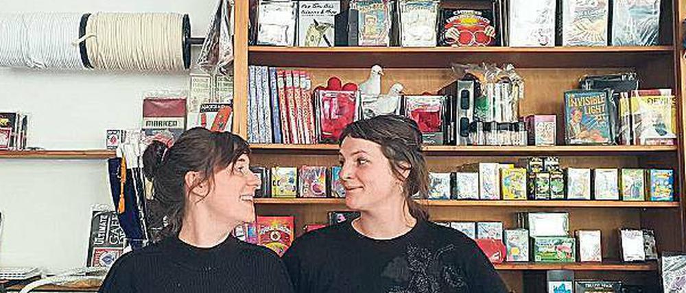 Zauberlehrlinge: Karen Goetze (l.) und Kirsi Hinze haben den Laden von Goetzes Tante übernommen.