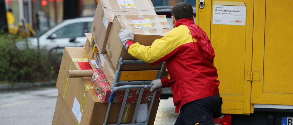 Husch, husch! Ein Paketbote liefert Päckchen aus.