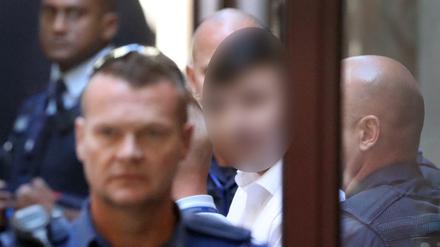 Der wegen sechsfachen Mordes verurteilte Angeklagte (M) verlässt nach der Verkündung des Strafmaßes das Gericht.