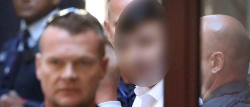 Der wegen sechsfachen Mordes verurteilte Angeklagte (M) verlässt nach der Verkündung des Strafmaßes das Gericht.