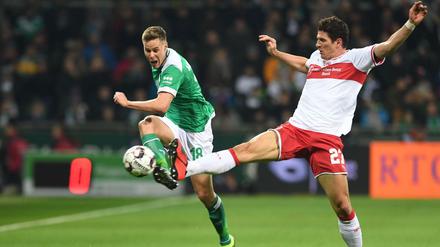 Strecken bitte. Stuttgarts Mario Gomez (r.) fährt das Bein gegen Werders Niklas Moisander aus.