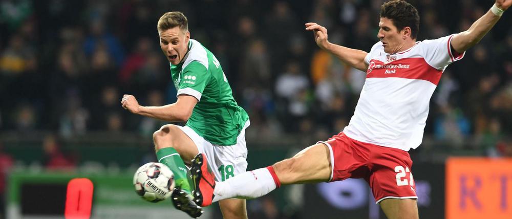 Strecken bitte. Stuttgarts Mario Gomez (r.) fährt das Bein gegen Werders Niklas Moisander aus.