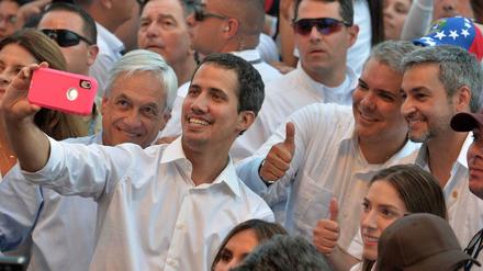 Juan Guaidó mit Chiles Präsident Sebastian Pinera (links von ihm), Kolumbiens Präsident Ivan Duque (mit gerecktem Daumen) und Paraguays Präsident Mario Abdo Benitez (rechts).