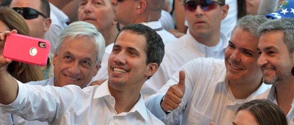 Juan Guaidó mit Chiles Präsident Sebastian Pinera (links von ihm), Kolumbiens Präsident Ivan Duque (mit gerecktem Daumen) und Paraguays Präsident Mario Abdo Benitez (rechts).