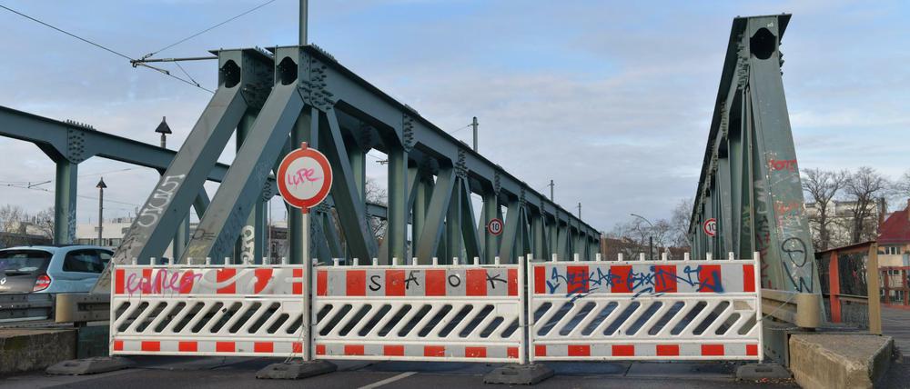 Bei Bauarbeiten an einer Brücke wurden Stromleitungen beschädigt. Köpenick ist seither von der Versorgung abgeschnitten.