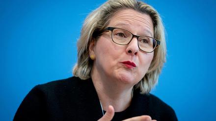 Umweltministerin Svenja Schulze (SPD) bwill per Gesetz regeln, um wie viel Bereiche wie Verkehr, Industrie oder Landwirtschaft ihren Treibhausgas-Ausstoß Jahr für Jahr senken müssen.