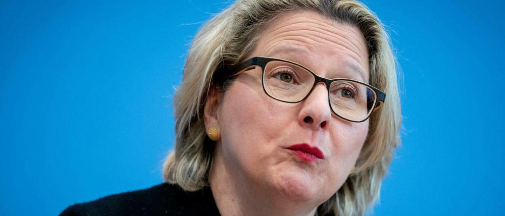 Umweltministerin Svenja Schulze (SPD) bwill per Gesetz regeln, um wie viel Bereiche wie Verkehr, Industrie oder Landwirtschaft ihren Treibhausgas-Ausstoß Jahr für Jahr senken müssen.