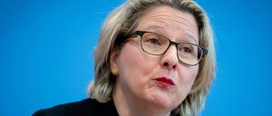 Umweltministerin Svenja Schulze (SPD) bwill per Gesetz regeln, um wie viel Bereiche wie Verkehr, Industrie oder Landwirtschaft ihren Treibhausgas-Ausstoß Jahr für Jahr senken müssen.