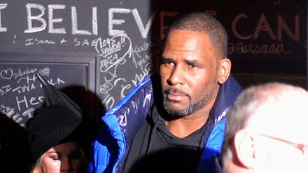 Der US-Sänger R. Kelly verlässt sein Studio in Chicago. Der Sänger stellte sich noch am Freitagabend den Behörden. 