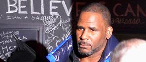 Der US-Sänger R. Kelly verlässt sein Studio in Chicago. Der Sänger stellte sich noch am Freitagabend den Behörden. 