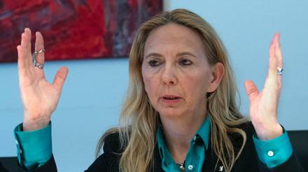 Barbara Slowik, Polizeipräsidentin von Berlin, erklärt die Reformpläne der Hauptstadt-Polizei. 