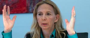 Barbara Slowik, Polizeipräsidentin von Berlin, erklärt die Reformpläne der Hauptstadt-Polizei. 