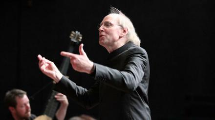 Die Musik gewittert. Dirigent Andrew Parrott am Pult.