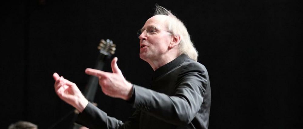Die Musik gewittert. Dirigent Andrew Parrott am Pult.