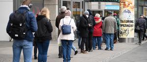 Sie sind zurück: Warteschlangen vor Berliner Impfstationen. Foto: Britta Pedersen/dpa