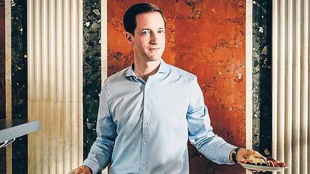 Heimatverbunden. Die Serie „M…“ liegt Schauspieler Dominik Maringer, 40, wegen der politischen Dimension am Herzen. „Genau die Mechanismen, die in der österreichischen Politik falschgelaufen sind, laufen in der deutschen auch gerade falsch.“