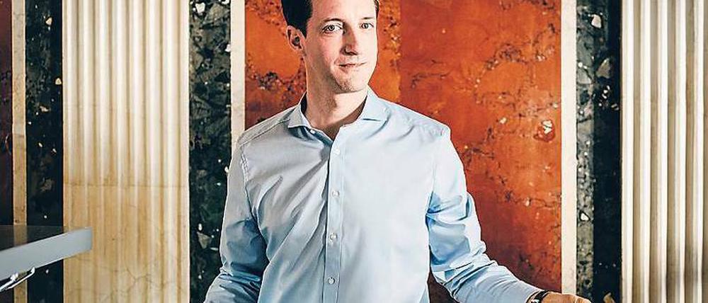 Heimatverbunden. Die Serie „M…“ liegt Schauspieler Dominik Maringer, 40, wegen der politischen Dimension am Herzen. „Genau die Mechanismen, die in der österreichischen Politik falschgelaufen sind, laufen in der deutschen auch gerade falsch.“