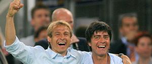 Beim WM-Sommermärchen arbeitete Jürgen Klinsmann (links) als Bundestrainer und Joachim Löw war Co-Trainer. Als RTL-Experte wird Klinsmann den heutigen Bundestrainer Löw kritisieren müssen und loben dürfen.