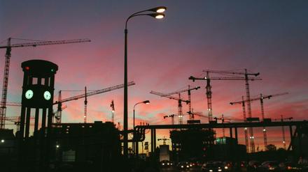 Berlin, die Baustelle: Der Potsdamer Platz, hier in der Bauphase 1997, war einer der Vorreiter der Verteuerung Berlins. 