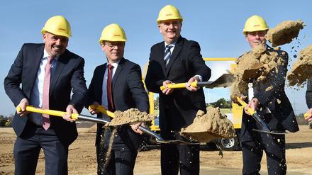 Ralf Steffes (l-r), Geschäftsbereichsleiter Infrastruktur Betrieb Post &amp; Paket Deutschland, Andreas Igel, Bürgermeister Ludwigsfelde, Dietmar Woidke (SPD), Ministerpräsident Brandenburgs, und Dietmar Büdenbender, Deutsche Post DHL Group, Executive Vice President Corporate Real Estate.