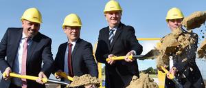 Ralf Steffes (l-r), Geschäftsbereichsleiter Infrastruktur Betrieb Post & Paket Deutschland, Andreas Igel, Bürgermeister Ludwigsfelde, Dietmar Woidke (SPD), Ministerpräsident Brandenburgs, und Dietmar Büdenbender, Deutsche Post DHL Group, Executive Vice President Corporate Real Estate.