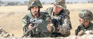 Ausbildung an der Waffe. Zu den Aufgaben der Bundeswehr im Irak gehörte in der Vergangenheit das Training von Peschmerga-Kämpfern im Norden des Landes. Aktuell sorgt der Einsatz deutscher Soldaten im Irak für Meinungsverschiedenheiten zwischen SPD und CDU.