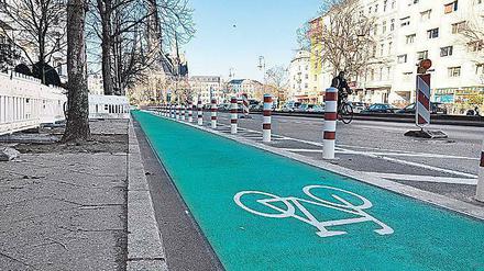 Neuer, grüngestrickener, durch Poller geschützter Radstreifen an der Hasenheide in Berlin-Kreuzberg