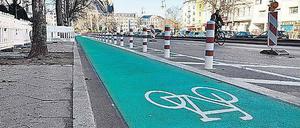 Neuer, grüngestrickener, durch Poller geschützter Radstreifen an der Hasenheide in Berlin-Kreuzberg