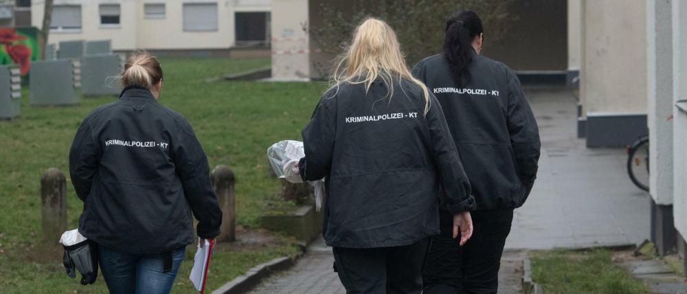 Kriminaltechnikerinnen gehen in ein Wohnhaus in Lichtenrade. Die Mutter des drei Jahre alten Mädchens ist festgenommen worden.