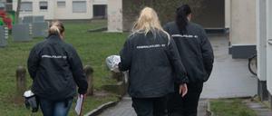 Kriminaltechnikerinnen gehen in ein Wohnhaus in Lichtenrade. Die Mutter des drei Jahre alten Mädchens ist festgenommen worden.