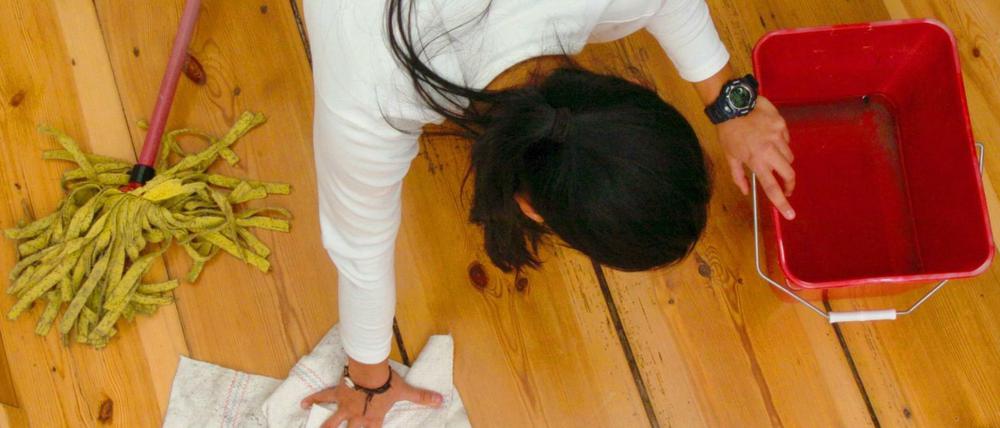 Eine Frau putzt den Fußboden. Haushaltshilfen haben ein Imageproblem.
