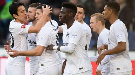 Frankfurts Spieler dürfen einen Auswärtssieg bejubeln.