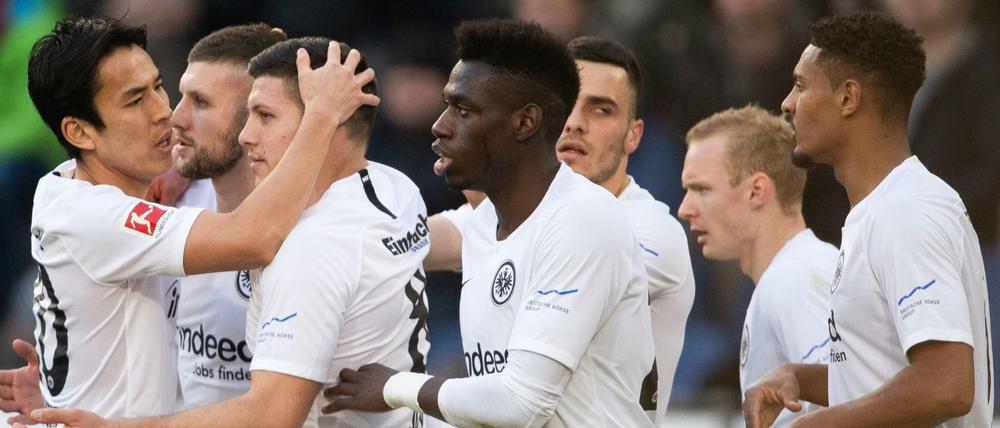 Frankfurts Spieler dürfen einen Auswärtssieg bejubeln.