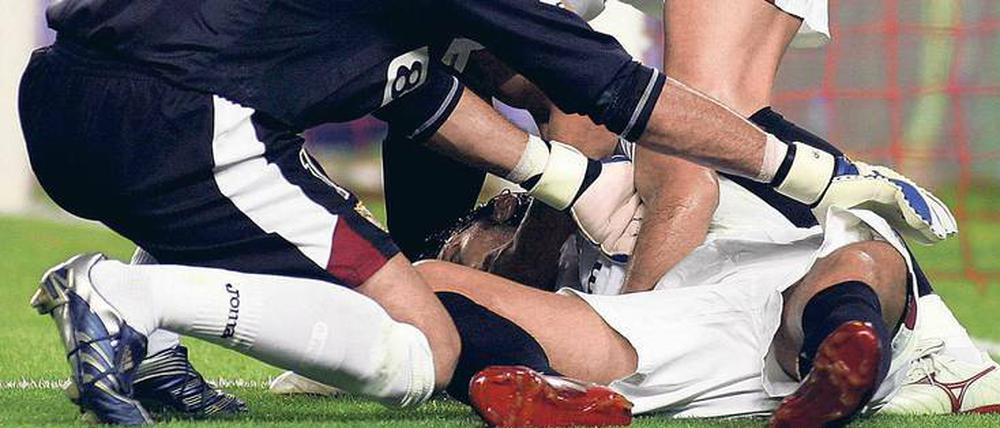 Mitten auf dem Platz. Immer wieder kommt es im Profifußball zu plötzlichen Herzstillständen wie hier bei Sevillas Spieler Antonio Puerta im Jahr 2007. 