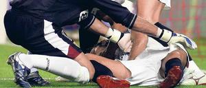 Mitten auf dem Platz. Immer wieder kommt es im Profifußball zu plötzlichen Herzstillständen wie hier bei Sevillas Spieler Antonio Puerta im Jahr 2007. 