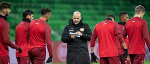 Angekommen: Peter Bosz hat Bayer 04 Leverkusen nach nur wenigen Wochen verändert. Den Spielern gefällt der Stil des Niederländers.